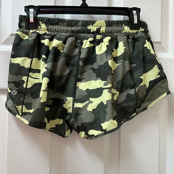 Lululemon Hotty Hot Low-Rise Short 2.5" - Picture 8 of 14